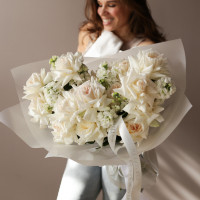 Букет с белыми розами и маттиолой ТОТ САМЫЙ
