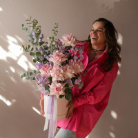 Композиция АМУР-ТУМАН с розами и дальфиниумом