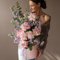 Композиция АМУР-ТУМАН с розами и дальфиниумом