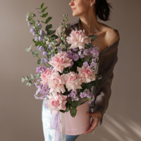 Композиция АМУР-ТУМАН с розами и дальфиниумом