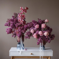 Сирень в вазе с орхидеей