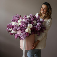 Большой дуо-букет *СИРЕНЬ и ПИОНЫ* в коробке