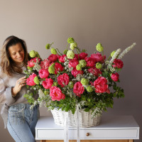 Большая корзина коралловых пионов (меняют цвет)