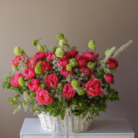 Большая корзина коралловых пионов (меняют цвет)