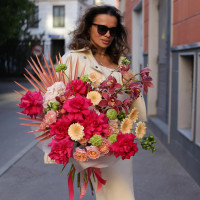 Букет с пальмовой ветвью, розами и орхидеей ДОЛЬЧЕ ВИТА фуксия