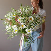 Большой полевой букет с ромашками