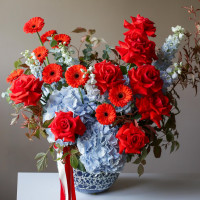 Гортензии, розы в стильной вазе ЛЕД И ПЛАМЯ