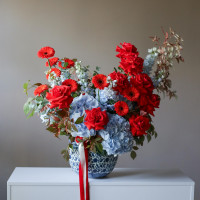 Гортензии, розы в стильной вазе ЛЕД И ПЛАМЯ