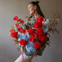 Гортензии, розы в стильной вазе ЛЕД И ПЛАМЯ