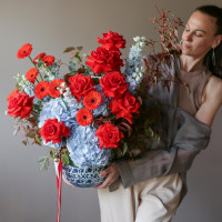 Гортензии, розы в стильной вазе ЛЕД И ПЛАМЯ