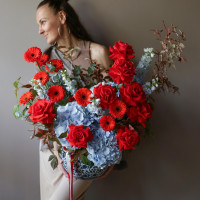 Гортензии, розы в стильной вазе ЛЕД И ПЛАМЯ