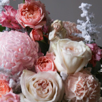 Цветы в коробке розовый микс МАМЕ