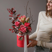 Розы с амариллисом в коробке