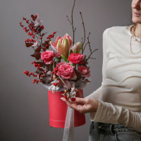 Розы с амариллисом в коробке