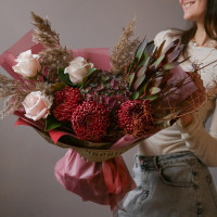 Букет с винными хризантемами, розовыми розами и гортензией