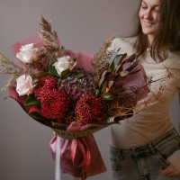 Букет с винными хризантемами, розовыми розами и гортензией