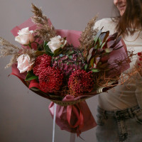 Букет с винными хризантемами, розовыми розами и гортензией