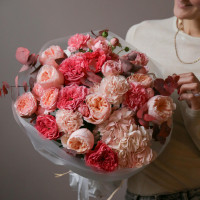 Букет на День Мамы с пионовидными розами розового и кораллового цветов