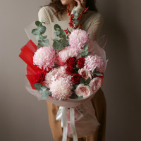 Букет с розовыми хризантемами и пионовидными розами