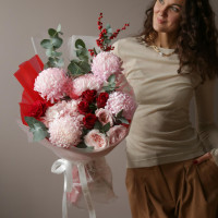 Букет с розовыми хризантемами и пионовидными розами