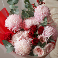 Букет с розовыми хризантемами и пионовидными розами