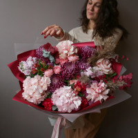Букет с винными хризантемами, гортензией и розами