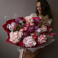 Букет с винными хризантемами, гортензией и розами