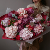 Букет с винными хризантемами, гортензией и розами