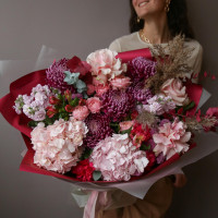 Букет с винными хризантемами, гортензией и розами