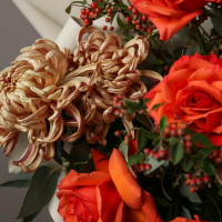 Букет с необычными хризантемами и алыми розами