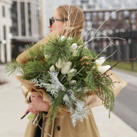 Зимний букет с белыми тюльпанами и хвоей