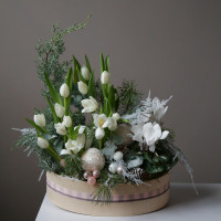 Зимняя композиция в натур. кашпо с белыми тюльпанами и хвоей