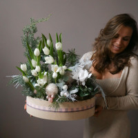 Зимняя композиция в натур. кашпо с белыми тюльпанами и хвоей