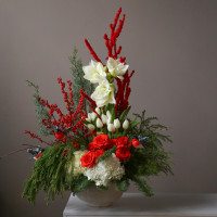 Зимняя композиция с белыми амариллисами, белыми тюльпанами, красными розами и илексом