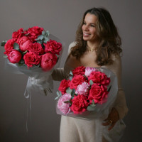 Букет с красными розами, пионами и эвкалиптом