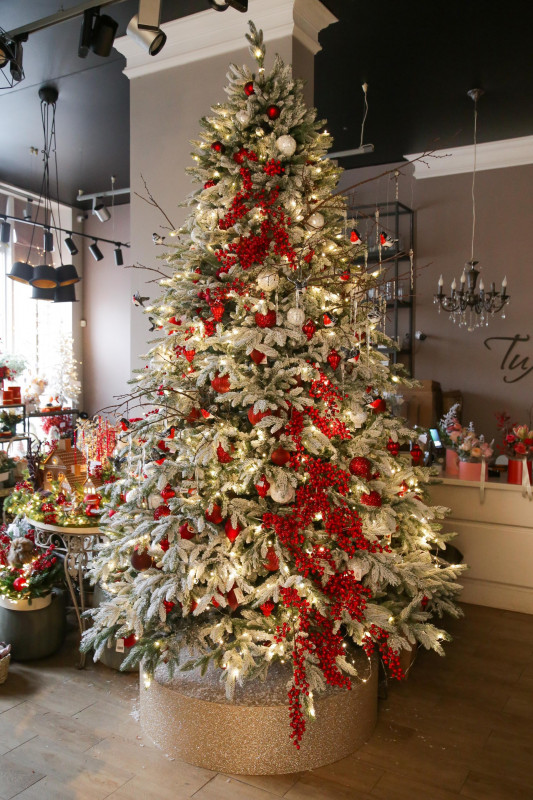 Елка  заснеженная 3-3,3 м с декором в красном оформлении СНЕГИРИ