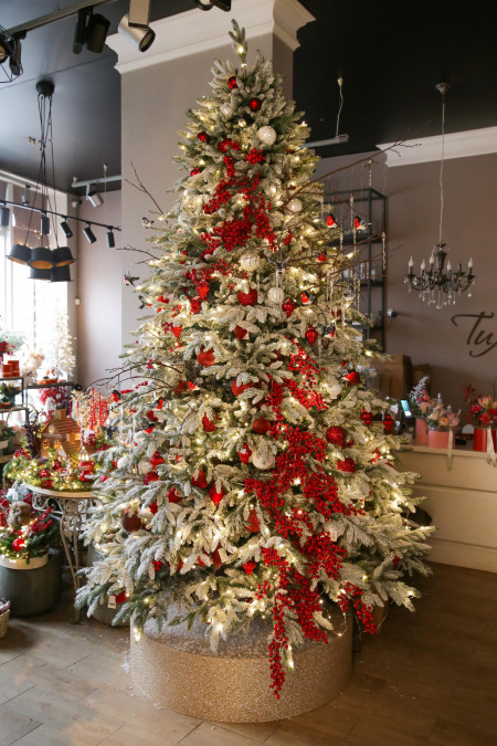 Елка  заснеженная 3-3,3 м с декором в красном оформлении СНЕГИРИ