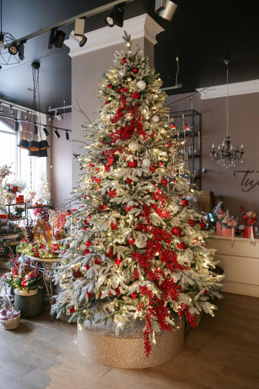 Елка  заснеженная 3-3,3 м с декором в красном оформлении СНЕГИРИ