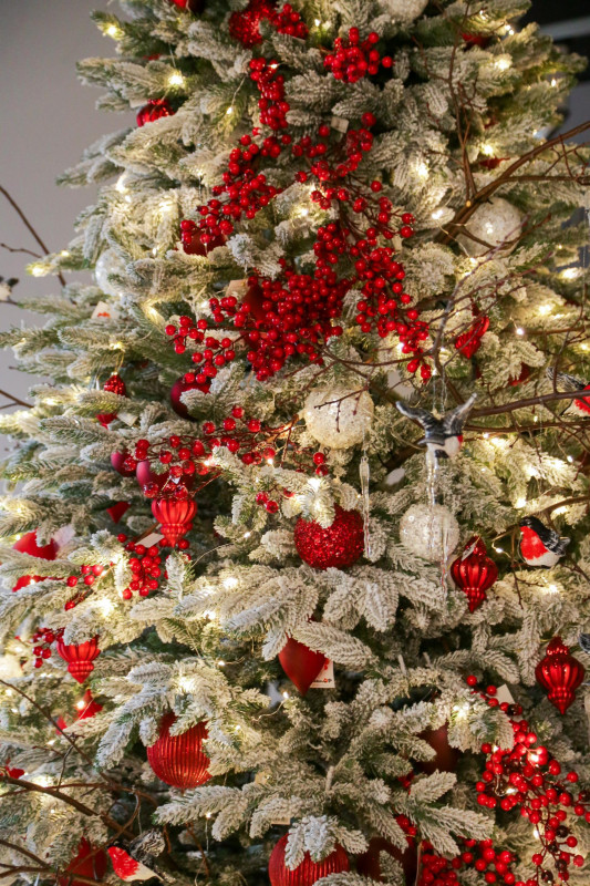 Елка  заснеженная 3-3,3 м с декором в красном оформлении СНЕГИРИ