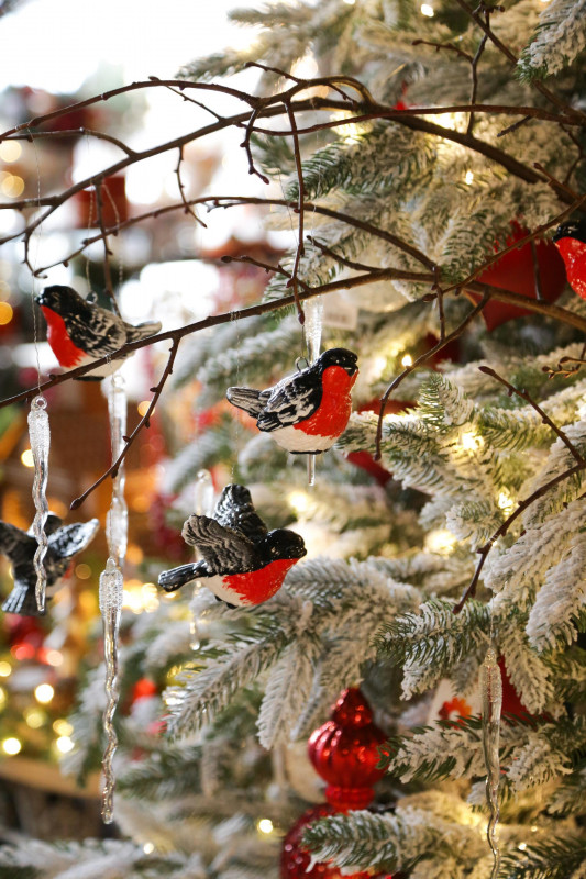 Елка  заснеженная 3-3,3 м с декором в красном оформлении СНЕГИРИ