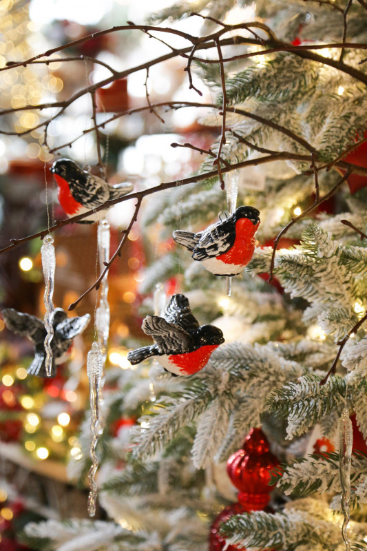 Елка  заснеженная 3-3,3 м с декором в красном оформлении СНЕГИРИ