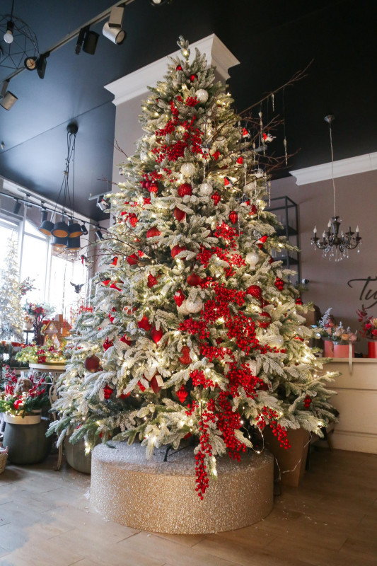 Елка  заснеженная 3-3,3 м с декором в красном оформлении СНЕГИРИ