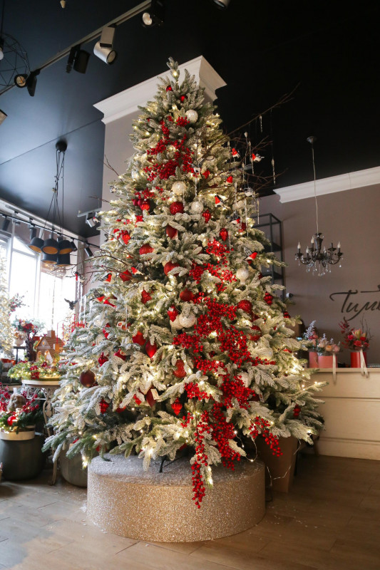 Елка  заснеженная 3-3,3 м с декором в красном оформлении СНЕГИРИ