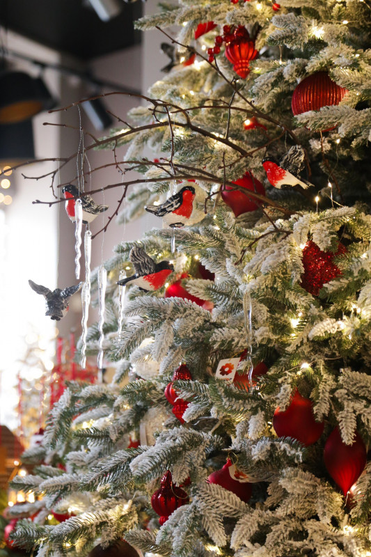 Елка  заснеженная 3-3,3 м с декором в красном оформлении СНЕГИРИ