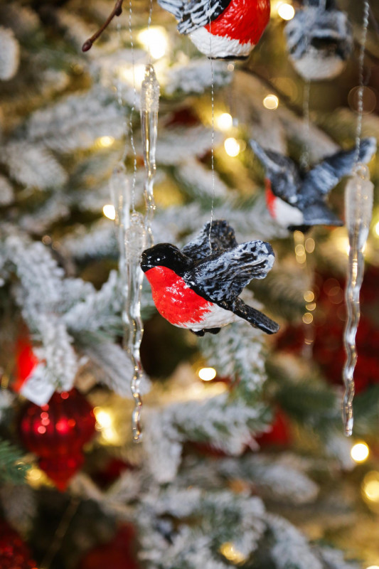 Елка  заснеженная 3-3,3 м с декором в красном оформлении СНЕГИРИ