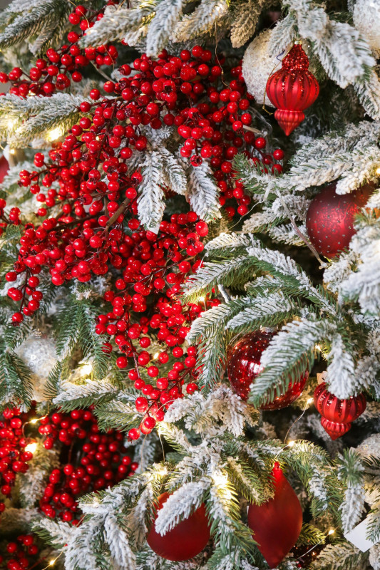 Елка  заснеженная 3-3,3 м с декором в красном оформлении СНЕГИРИ