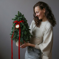 Елочка настольная из живой пихты в стиле минимализм с золотыми часами, 55 см