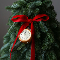 Елочка настольная из живой пихты в стиле минимализм с золотыми часами, 55 см