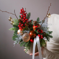 Новогодняя композиция в коробке ВКУСНАЯ с красным оформлением