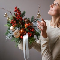 Новогодняя композиция в коробке ВКУСНАЯ с красным оформлением